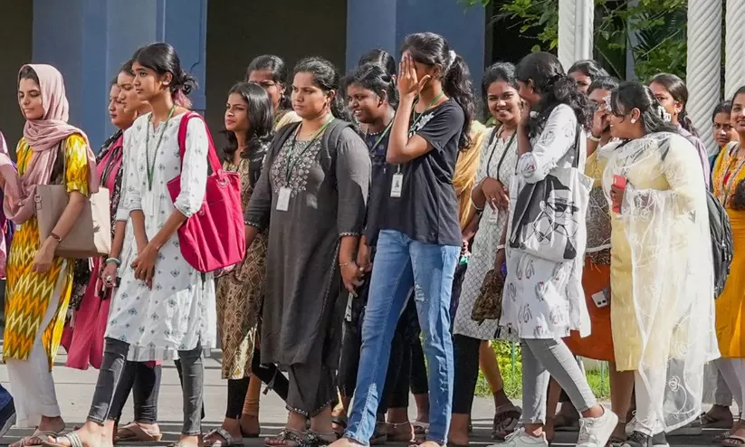 പെൺകുട്ടികൾ മുന്നിൽ... ഉന്നത വിദ്യാഭ്യാസ രംഗത്ത് പെൺകുട്ടികളുടെ എണ്ണം വർധിച്ചുവെന്ന് കേന്ദ്രം പെൺകുട്ടികൾ മുന്നിൽ... ഉന്നത വിദ്യാഭ്യാസ രംഗത്ത് പെൺകുട്ടികളുടെ എണ്ണം വർധിച്ചുവെന്ന് കേന്ദ്രം