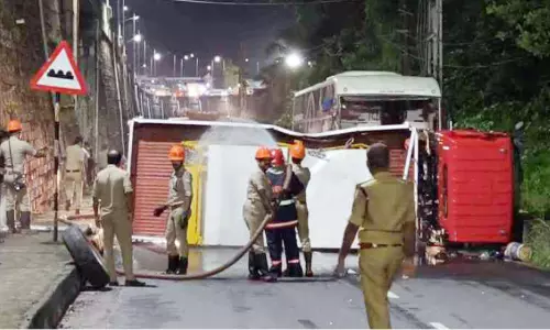 വാതക ലോറിയും ബസും കൂട്ടിയിടിച്ച് ഒമ്പത് പേർക്ക് പരിക്ക്