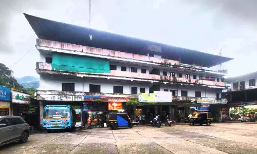 പൊ​ളി​ക്ക​ണോ, പു​തു​ക്ക​ണോ?