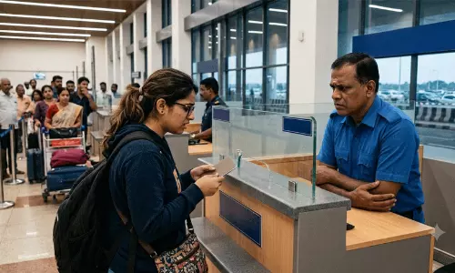 കണ്ണൂർ എയർപോർട്ട് ഇമിഗ്രേഷൻ ഉദ്യോഗസ്ഥൻ വിദ്യാർഥിനിയോട് മോശമായി പെരുമാറിയതായി പരാതി