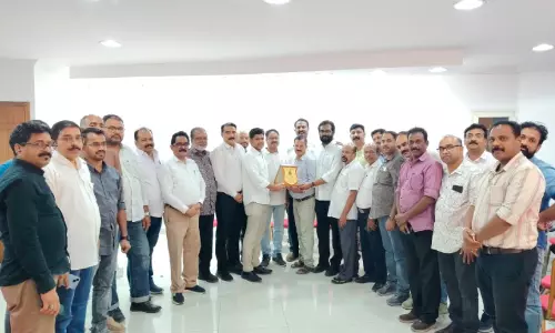നാ​ല് പ​തി​റ്റാ​ണ്ടി​െൻറ പ്ര​വാ​സ​ത്തി​ന് വി​രാ​മം;  ഹാ​ഷിം പാ​പ്പി​ന​ശ്ശേ​രി​ക്ക് റി​യാ​ദ്​ ഒ.​ഐ.​സി.​സി യാ​ത്ര​യ​യ​പ്പ് ന​ൽ​കി