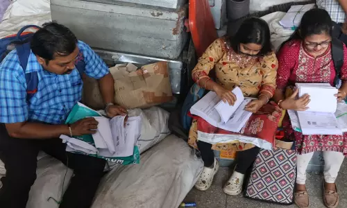 ഒഡിഷ എസ്.ഐ.ആർ: ഇനിയും കണ്ടെത്താനാകാതെ 12 ലക്ഷം പേർ, 46 ലക്ഷം രേഖകളിൽ പൊരുത്തക്കേടെന്ന് തെരഞ്ഞെടുപ്പ് കമീഷൻ ഒഡിഷ എസ്.ഐ.ആർ: ഇനിയും കണ്ടെത്താനാകാതെ 12 ലക്ഷം പേർ, 46 ലക്ഷം രേഖകളിൽ പൊരുത്തക്കേടെന്ന് തെരഞ്ഞെടുപ്പ് കമീഷൻ