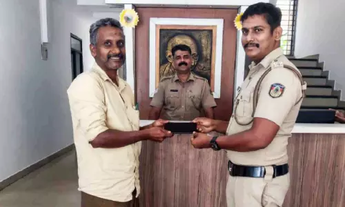 മൊബൈൽ ഫോൺ സൗദിയിൽ നഷ്ട്ടപ്പെട്ടു; നാട്ടിലെത്തിച്ച് ഉടമക്ക് കൈമാറി കേരള പൊലീസ്