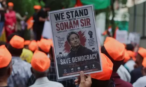 സോനം വാങ്ചുക്കിന് ഐക്യദാർഢ്യം: ന്യൂയോർക്ക്, ലണ്ടൻ നഗരങ്ങളിൽ റാലി സോനം വാങ്ചുക്കിന് ഐക്യദാർഢ്യം: ന്യൂയോർക്ക്, ലണ്ടൻ നഗരങ്ങളിൽ റാലി