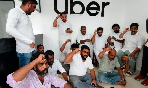ഓൺലൈൻ ടാക്സി സമരം: ഊബർ,ഓല ഓഫിസുകളിൽ പ്രതിഷേധവുമായി ഡ്രൈവർമാർ