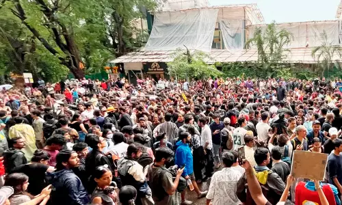 രാവിലെ പാകിസ്താനിൽ നിന്ന് 40 രൂപ കിട്ടി, അമേരിക്ക അയച്ചുതന്ന 20 രൂപ കൊണ്ട് ഓട്ടോ പിടിച്ച് സമരത്തിനെത്തി: മാധ്യമപ്രവർത്തകന്റെ ചോദ്യത്തിന് മറുപടിയുമായി ജന്തർമന്തറിൽ വിദ്യാർഥി രാവിലെ പാകിസ്താനിൽ നിന്ന് 40 രൂപ കിട്ടി, അമേരിക്ക അയച്ചുതന്ന 20 രൂപ കൊണ്ട് ഓട്ടോ പിടിച്ച് സമരത്തിനെത്തി: മാധ്യമപ്രവർത്തകന്റെ ചോദ്യത്തിന് മറുപടിയുമായി ജന്തർമന്തറിൽ വിദ്യാർഥി