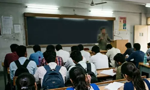 മലബാർ പ്ലസ് വൺ സീറ്റ് പ്രതിസന്ധി: 120 താൽക്കാലിക ബാച്ചുകൾ അനുവദിച്ച് സർക്കാർ മലബാർ പ്ലസ് വൺ സീറ്റ് പ്രതിസന്ധി: 120 താൽക്കാലിക ബാച്ചുകൾ അനുവദിച്ച് സർക്കാർ