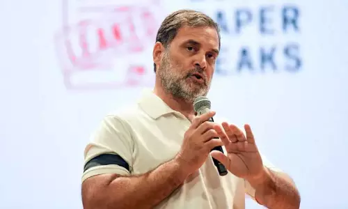 കറുത്ത ബാൻഡ് അണിഞ്ഞ്, വിദ്യാർഥികൾക്ക് പിന്തുണയുമായി രാഹുൽ ഗാന്ധി