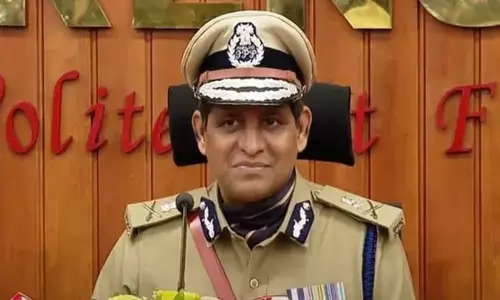 ‘രക്ഷാപ്രവർത്തന’ കേസ് അട്ടിമറി റിപ്പോർട്ട് ഡി.ജി.പി ആഭ്യന്തരവകുപ്പിന് കൈമാറി ‘രക്ഷാപ്രവർത്തന’ കേസ് അട്ടിമറി റിപ്പോർട്ട് ഡി.ജി.പി ആഭ്യന്തരവകുപ്പിന് കൈമാറി