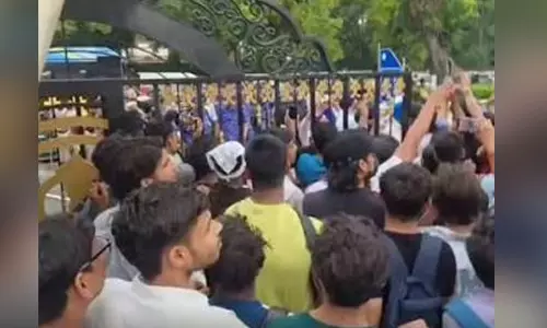 പൊലീസ് നരനായാട്ടിൽനിന്ന് രക്ഷതേടി ഓടിയ വിദ്യാർഥികൾക്ക് വാതിൽ തുറന്നിട്ട് സിഖ് ഗുരുദ്വാരകൾ പൊലീസ് നരനായാട്ടിൽനിന്ന് രക്ഷതേടി ഓടിയ വിദ്യാർഥികൾക്ക് വാതിൽ തുറന്നിട്ട് സിഖ് ഗുരുദ്വാരകൾ