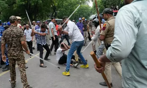 ജന്തർമന്തർ പ്രതിഷേധം: പൊലീസ് അതിക്രമം, വിദ്യാർഥിനിയുടെ നില ഗുരുതരമായി തുടരുന്നു ജന്തർമന്തർ പ്രതിഷേധം: പൊലീസ് അതിക്രമം, വിദ്യാർഥിനിയുടെ നില ഗുരുതരമായി തുടരുന്നു