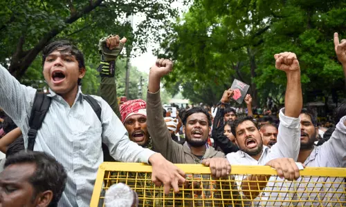 ‘ഈ നാല് മുദ്രാവാക്യങ്ങൾ മാത്രമേ വിളിക്കാവൂ...’ -സമരക്കാരോട് കോക്രോച്ച് ജനത പാർട്ടി ‘ഈ നാല് മുദ്രാവാക്യങ്ങൾ മാത്രമേ വിളിക്കാവൂ...’ -സമരക്കാരോട് കോക്രോച്ച് ജനത പാർട്ടി