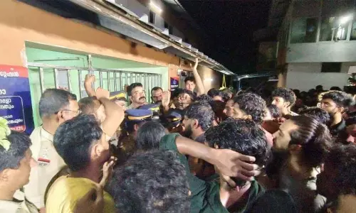 ജാമ്യത്തിൽ പുറത്തിറങ്ങി പ്രതി; പാതിരാത്രി പൊലീസ് സ്റ്റേഷൻ ഉപരോധിച്ച് മെഡിക്കൽ കോളജ് വിദ്യാർഥികൾ