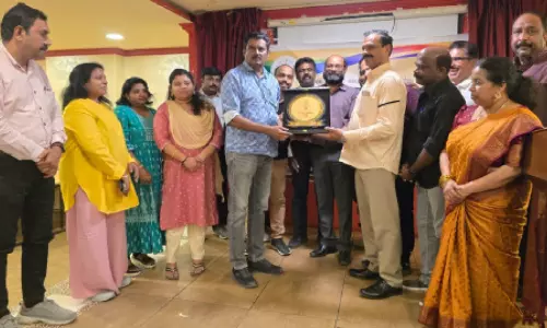 നാ​ട്ടി​ലേ​ക്ക് മ​ട​ങ്ങു​ന്ന സു​രേ​ന്ദ്ര​ന് ന​വ​യു​ഗം യാ​ത്ര​യ​യ​പ്പ് ന​ൽ​കി