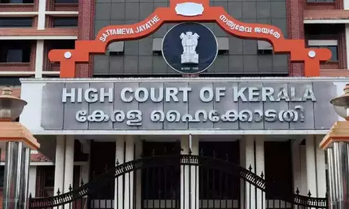ഹൈ​കോ​ട​തി​ക്ക്​ മു​ന്നി​ൽ ദ​മ്പ​തി​ക​ളു​ടെ ആ​ത്​​മ​ഹ​ത്യ ശ്ര​മം: പ​രാ​തി​ക്കാ​രി കി​ണ​റ്റി​ൽ ചാ​ടി
