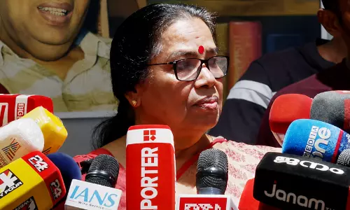 മാധ്യമങ്ങൾക്ക് മുൻപിൽ വിതുമ്പി പി.കെ. ശ്രീമതി:  ‘നിങ്ങൾക്കെല്ലാം അമ്മമാരി​ല്ലേ, എന്തൊക്കെയാണ് ഈ പറയുന്നത്!?’