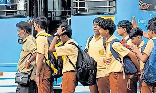 കൈകൂപ്പി തൊഴുതിട്ടും കാര്യമില്ല; വടക്കാഞ്ചേരിയിൽ ഇപ്പോഴും വിദ്യാർഥികൾ ബസിന് പുറത്ത് കൈകൂപ്പി തൊഴുതിട്ടും കാര്യമില്ല; വടക്കാഞ്ചേരിയിൽ ഇപ്പോഴും വിദ്യാർഥികൾ ബസിന് പുറത്ത്
