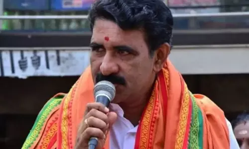 സമരക്കാർ ഹൈഡ്രജൻ ട്രെയിൻ ആക്രമിച്ചെന്ന പച്ചക്കള്ളവുമായി ബി. ഗോപാലകൃഷ്ണൻ; കാവിപ്പട വാട്സാപ്പിൽ വരുന്നത് ഇവി​ടെ പറയരുതെന്ന് അവതാരകൻ