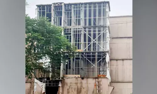 ചാത്തമംഗലം ലൈഫ് മിഷൻ ഭവന സമുച്ചയം പൂർത്തിയായില്ല; നിർമാണത്തിൽ അഴിമതിയും അപാകതയുമെന്ന് ആരോപണം ചാത്തമംഗലം ലൈഫ് മിഷൻ ഭവന സമുച്ചയം പൂർത്തിയായില്ല; നിർമാണത്തിൽ അഴിമതിയും അപാകതയുമെന്ന് ആരോപണം