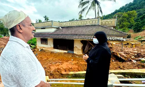 കള്ളാടി മണ്ണിടിച്ചിൽ; നെഞ്ചുപൊട്ടി അഷ്‌റഫ്‌ കണ്ടു തകർന്ന സ്വന്തം വീട്