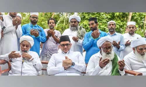 ആലിക്കുട്ടി മുസ്‍ലിയാർക്ക് അന്ത്യോപചാരം അർപ്പിച്ച് നേതാക്കൾ