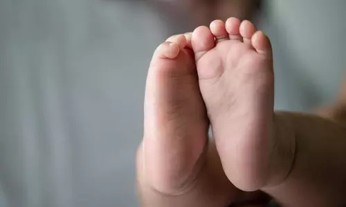 പെൺകുഞ്ഞ് പിറന്നതിലുള്ള അമർഷം; ജനിച്ചു രണ്ടാഴ്ച തികയാത്ത കുഞ്ഞിനെ വെള്ളക്കെട്ടിലെറിഞ്ഞു കൊന്ന് പിതാവിന്‍റെ ക്രൂരത