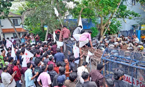സി.ജെ.പി പ്രതിഷേധത്തിന് പിന്തുണ; എസ്.എഫ്.ഐ നടത്തിയ മാർച്ചിനിടെ സംഘർഷം:  നിരവധി പേർക്ക് പരിക്ക്