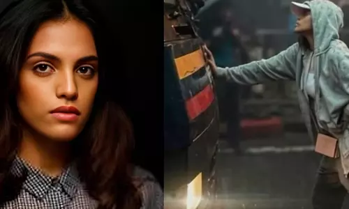 വിദ്യാർഥികളെ കൊണ്ടുപോയ വാനിനു മുന്നിൽ നെഞ്ചുവിരിച്ചു നിന്ന് പൊലീസിനെ മുട്ടുകുത്തിച്ച യുവതി; ആരാണ് റിയ ആഹിർ വിദ്യാർഥികളെ കൊണ്ടുപോയ വാനിനു മുന്നിൽ നെഞ്ചുവിരിച്ചു നിന്ന് പൊലീസിനെ മുട്ടുകുത്തിച്ച യുവതി; ആരാണ് റിയ ആഹിർ