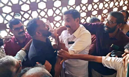 കൗണ്‍സില്‍ യോഗം സെക്രട്ടറിയെ അറിയിക്കാതെയെന്ന്; മണ്ണാര്‍ക്കാട് നഗരസഭയിൽ ഉന്തുംതള്ളും