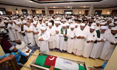 ആലിക്കുട്ടി മുസ്‍ലിയാർക്ക് പ്രാർഥനാ നിർഭരമായ യാത്രാമൊഴി; 70 തവണ മയ്യിത്ത് നമസ്കാരം