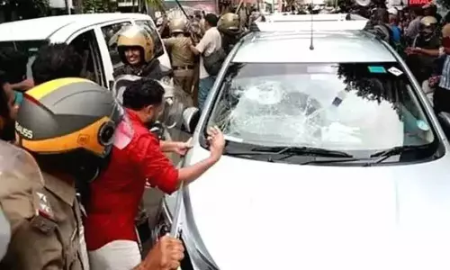 സി.പി.എമ്മിന്റെ ഇ.ഡി വിരുദ്ധ പ്രതിഷേധത്തിൽ കാർ തകർത്ത സംഭവം: നഷ്ടപരിഹാരം നൽകി ഇ.ഡി സി.പി.എമ്മിന്റെ ഇ.ഡി വിരുദ്ധ പ്രതിഷേധത്തിൽ കാർ തകർത്ത സംഭവം: നഷ്ടപരിഹാരം നൽകി ഇ.ഡി