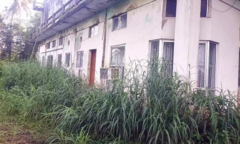 അരേ ക്യാ ഹുവാ വാട്ടർ അതോറിറ്റി; കാടുകയറി നശിച്ച് വാട്ടർ അതോറിറ്റി അതിഥി മന്ദിരം അരേ ക്യാ ഹുവാ വാട്ടർ അതോറിറ്റി; കാടുകയറി നശിച്ച് വാട്ടർ അതോറിറ്റി അതിഥി മന്ദിരം