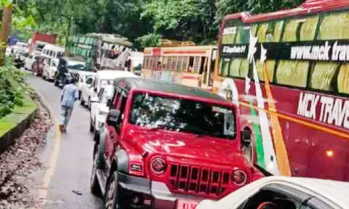 ലോറി കുടുങ്ങി; കുരുക്കിലമർന്ന് ചുരം ലോറി കുടുങ്ങി; കുരുക്കിലമർന്ന് ചുരം