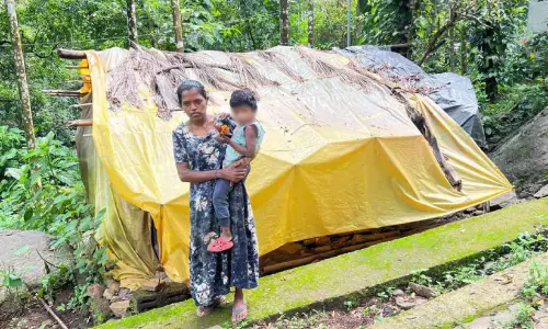 ലൈഫ് പദ്ധതിക്ക് ഫണ്ട് വരുന്നതും കാത്ത് കാത്ത് ഒരു ആദിവാസി കുടുംബം ലൈഫ് പദ്ധതിക്ക് ഫണ്ട് വരുന്നതും കാത്ത് കാത്ത് ഒരു ആദിവാസി കുടുംബം