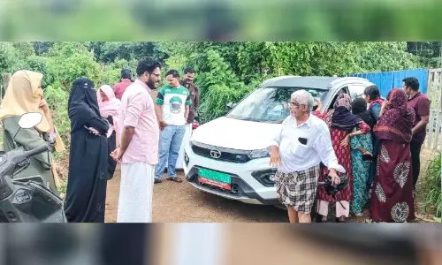 നടുവട്ടത്തെ മാലിന്യ സംസ്കരണ പ്ലാൻറ് പരിശോധനക്കെത്തിയ ഉദ്യോഗസ്ഥരും നാട്ടുകാരും തമ്മിൽ തർക്കം നടുവട്ടത്തെ മാലിന്യ സംസ്കരണ പ്ലാൻറ് പരിശോധനക്കെത്തിയ ഉദ്യോഗസ്ഥരും നാട്ടുകാരും തമ്മിൽ തർക്കം