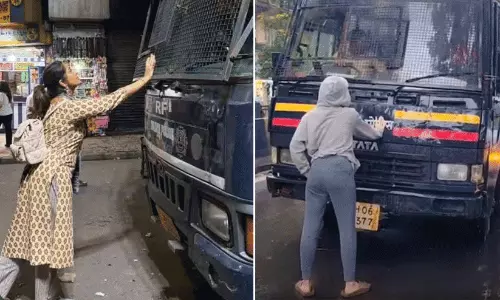 ‘ഞാനേ കണ്ടുള്ളൂ, ഞാൻ മാത്രമേ കണ്ടുള്ളൂ’; പ്രതിഷേധ ചിത്രം പോസ്റ്റ് ചെയ്ത് പിൻവലിച്ച നവ്യ നായർക്ക് ട്രോൾ മഴ ‘ഞാനേ കണ്ടുള്ളൂ, ഞാൻ മാത്രമേ കണ്ടുള്ളൂ’; പ്രതിഷേധ ചിത്രം പോസ്റ്റ് ചെയ്ത് പിൻവലിച്ച നവ്യ നായർക്ക് ട്രോൾ മഴ