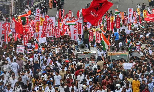 എങ്ങും ആസാദി വിളികൾ; വിദ്യാർഥികൾക്ക് നീതി വേണം, കൊൽക്കത്തയുടെ തെരുവിലിറങ്ങി ആയിരങ്ങൾ