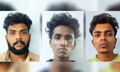മൊബൈല് ഫോണും പണവും കവര്ന്ന കേസില് മൂന്നംഗസംഘം പിടിയിൽ മൊബൈല് ഫോണും പണവും കവര്ന്ന കേസില് മൂന്നംഗസംഘം പിടിയിൽ