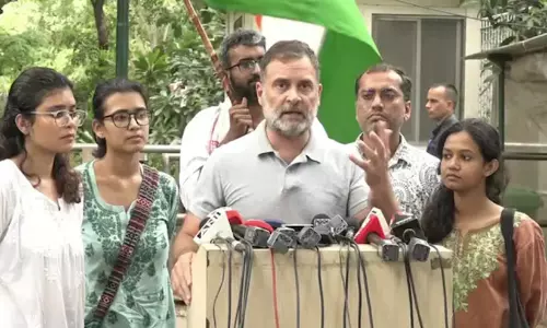 ധർമേന്ദ്ര പ്രധാനെ പുറത്താക്കിയേതീരൂ; ലാത്തിച്ചാർജിൽ പരിക്കേറ്റ വിദ്യാർഥികൾക്കൊപ്പം മാധ്യമങ്ങൾക്കുമുന്നിലെത്തി രാഹുൽ ഗാന്ധി