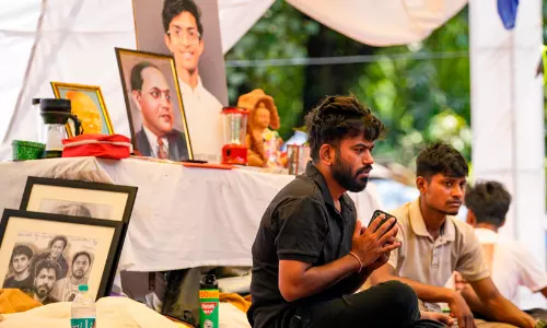 ജീവൻ പൊലിഞ്ഞ നീറ്റ് വിദ്യാർഥികളുടെ പേരുകൾ സമരവേദിയിൽ വീണ്ടും മുഴങ്ങി; രാജി ജനാധിപത്യത്തിന്‍റെ വിജയമെന്ന് അഭിജിത് ദിപ്കെ