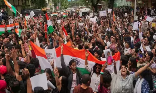 ഒ​ടു​വി​ൽ കീ​ഴ​ട​ങ്ങി കേ​ന്ദ്രം; പാറ്റയേറ്റു