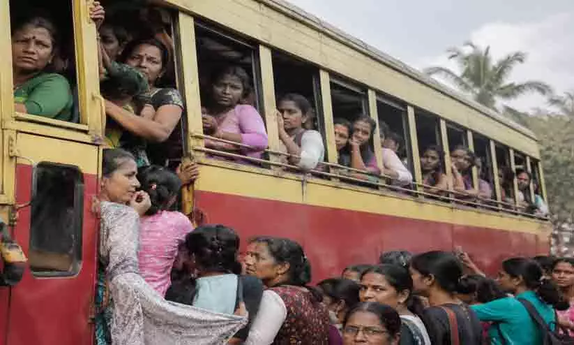 തനിച്ച് യാത്ര ചെയ്ത വനിതക്ക് ഒമ്പത് ടിക്കറ്റ് നൽകി കണ്ടക്ടർ; പ്രിയദർശിനിയിൽ പരിശോധന കർശനമാക്കി കെ.എസ്.ആർ.ടി.സി; പിടികൂടിയാൽ പിരിച്ചുവിടും തനിച്ച് യാത്ര ചെയ്ത വനിതക്ക് ഒമ്പത് ടിക്കറ്റ് നൽകി കണ്ടക്ടർ; പ്രിയദർശിനിയിൽ പരിശോധന കർശനമാക്കി കെ.എസ്.ആർ.ടി.സി; പിടികൂടിയാൽ പിരിച്ചുവിടും