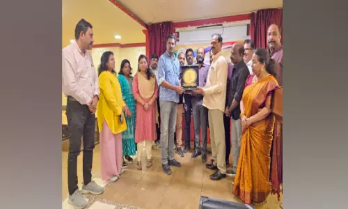 നാ​ട്ടി​ലേ​ക്ക് മ​ട​ങ്ങു​ന്ന സു​രേ​ന്ദ്ര​ന് ന​വ​യു​ഗം യാ​ത്ര​യ​യ​പ്പ് ന​ൽ​കി