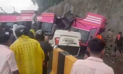 കുറ്റിപ്പുറത്ത് ബസ് ഡിവൈഡറിൽ ഇടിച്ച് തലകീഴായി മറിഞ്ഞു ; ഒരു മരണം, നിരവധി പേർക്ക് പരിക്ക്