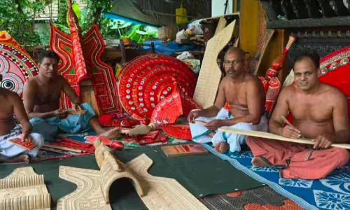 തെയ്യക്കാലത്തിന് മൂന്നു മാസം; വിശ്രമമില്ലാതെ അണിയലപ്പുര