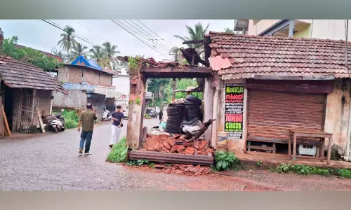 പള്ളം റോഡ് തകർന്നു; പഴയ കെട്ടിടം വീഴാറായി