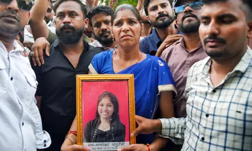 `നീറ്റ് ചോദ്യപേപ്പർ ചോർച്ചക്ക് പിന്നിലുള്ളവരെ തൂക്കിലേറ്റണം; ആത്മഹത്യ ചെയ്ത നീറ്റ് പരീക്ഷാർഥിയുടെ അമ്മ