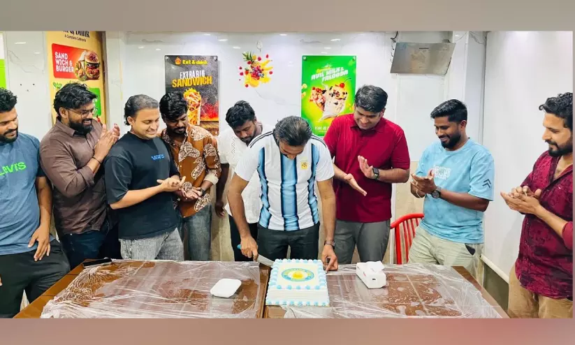 മെസ്സിക്കും സ്കലോനിക്കും നന്ദിയറിച്ച് കേക്ക് മുറിച്ച് ആരാധകർ മെസ്സിക്കും സ്കലോനിക്കും നന്ദിയറിച്ച് കേക്ക് മുറിച്ച് ആരാധകർ