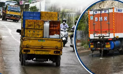 റോഡിൽ മീൻവെള്ളം ഒഴുക്കുന്നു; നടപടിയെടുക്കണമെന്ന് ആവശ്യം