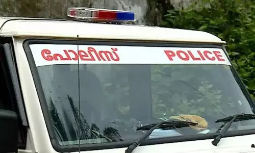 സ്കൂളുകളിൽ പല ദിവസങ്ങളിലായെത്തി പരിശീലനം നൽകുന്ന രീതിയെ മറയാക്കിയാണ് ലഹരി വിൽപന: കീർത്തനയെയും കാവ്യയെയും കസ്റ്റഡിയിൽ വാങ്ങി ചോദ്യം ചെയ്യും സ്കൂളുകളിൽ പല ദിവസങ്ങളിലായെത്തി പരിശീലനം നൽകുന്ന രീതിയെ മറയാക്കിയാണ് ലഹരി വിൽപന: കീർത്തനയെയും കാവ്യയെയും കസ്റ്റഡിയിൽ വാങ്ങി ചോദ്യം ചെയ്യും